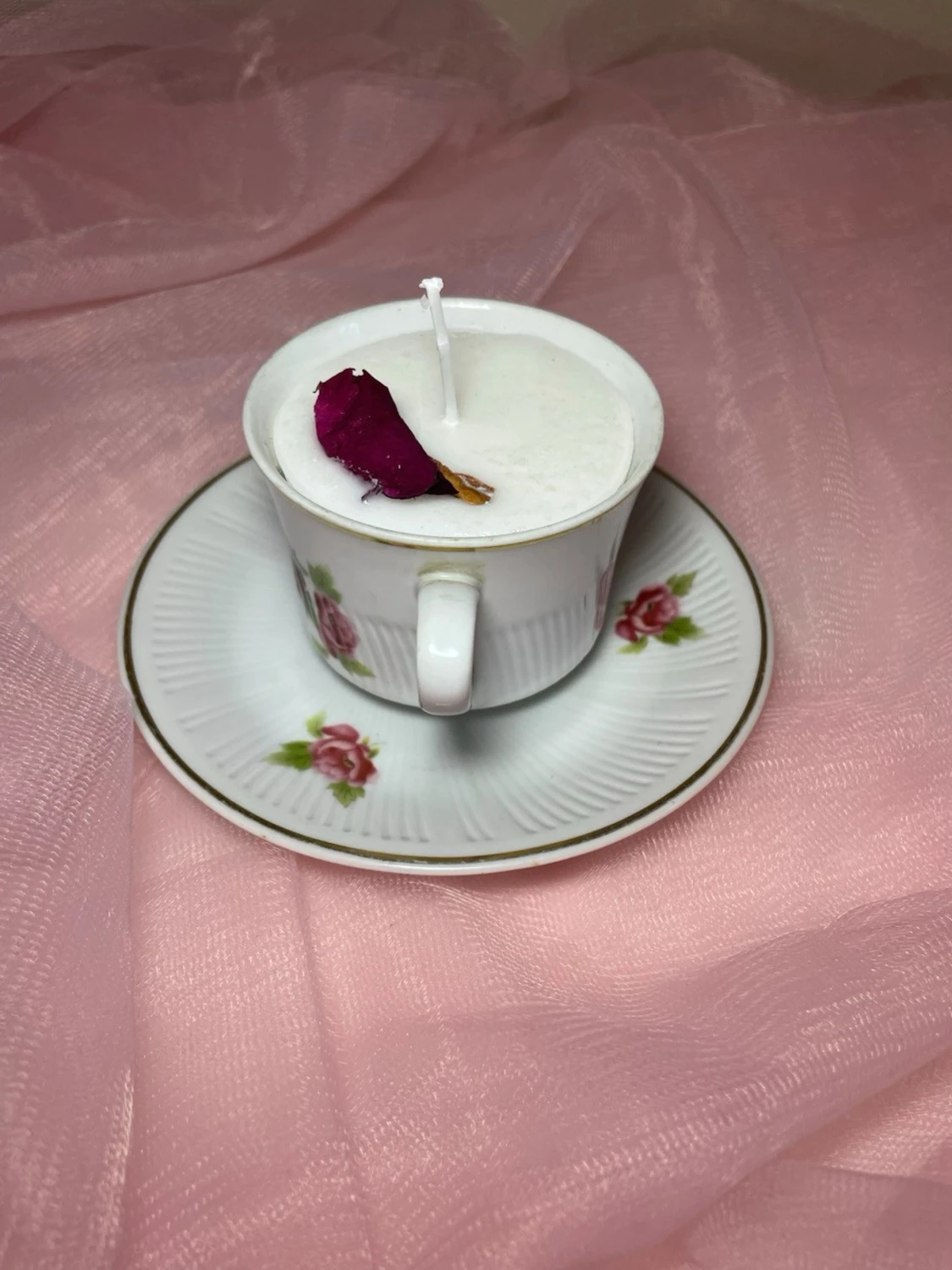 Doftljus i en tekopp i en vit färg med röda blommor på nr 1 - 3