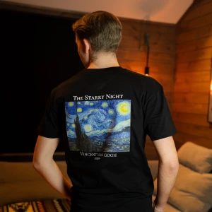 Svart t-shirt med Starry Night-tryck - Svart t-shirt från ReWear UF med broderad logga på bröstet och stort färgstarkt tryck av Van Goghs 'The Starry Night' på ryggen. Klassisk bekväm passform (finns i storlekarna S, M, L, XL). Materialet är 100% bomull. Perfekt för dig som gillar konst och vill sticka ut.