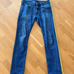Incotex Jeans strl 32 - Italienska Incotex jeans strl 32. Mycket bra kvalitet utöver lagningen (se bild) lagningen är gjord hos en skräddare så det är mycket bra lagat.