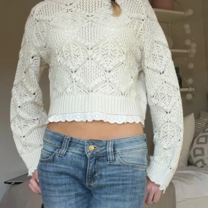 Vit/beige stickad tröja! - Superfin vit stickad tröja som passar perfekt att ha över ett linne (som jag har på bilderna). Är i mycket bra skick men säljs då den inte kommer till användning🥰Skriv o frågor eller fler bilder!