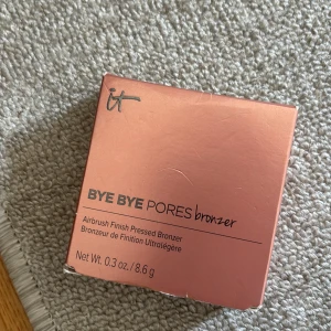 IT Cosmetics Bye Bye Pores Bronzer - Säljer en oanvänd IT Cosmetics Bye Bye Pores Bronzer i pressat puderformat i färgen Beach. Kommer i en snygg roséguldig dosa med spegel och liten borste. Nypris på Kicks är 460 kr. 