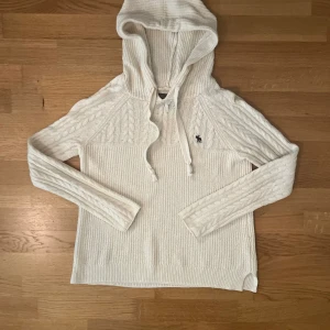 Abercrombie & Fitch hoodie  - Säljer denna sjukt feta Abercrombie & Fitch stickade  hoodie i storlek M i mycket bra skick. Vid fler frågor är det bara att kontakta 🙏🏼