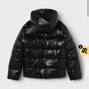 Jätte fin och mysigt vinterjacka - Säljer nu min jätte fina mysiga vinter jacka. Använd förra vintern men är  i jätte fint skick, älskar denna jacka❤️ den är i barnstorlek men i en av dom större barn storlekarna så skulle lätt passa nån som har xs-s❤️