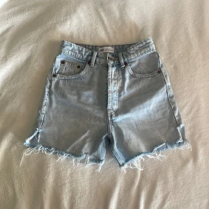 Jeansshorts Zara - Säljer ett par ljusblå jeansshorts från Zara. Storlek xs/xss använda ca 3 gånger