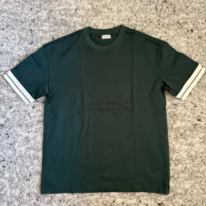 Burberry Tröja – Grön - Burberry Tröja – Grön 👕 Storlek: S (Passar M) 🔄 Skick: 9/10 – mycket fint skick, sparsamt använd 💚 Färg: Grön 💎 Märke: Burberry