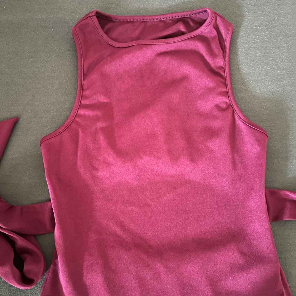 Vinröd omlottopp med knytband