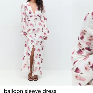 Blommig klänning med ballongärmar från Gina Tricot - Säljer denna slutsålda och populära klänningen från Gina tricot, använd fåtal gånger, säljer då den är för liten🤗knappen längst ner har lossnat men går lätt att antingen klippa av eller sy tillbaka. 😊 se defekt sista bilden.