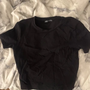 Svart croppad topp från Zara - En svart croppad topp från Zara jätte skönt material. 