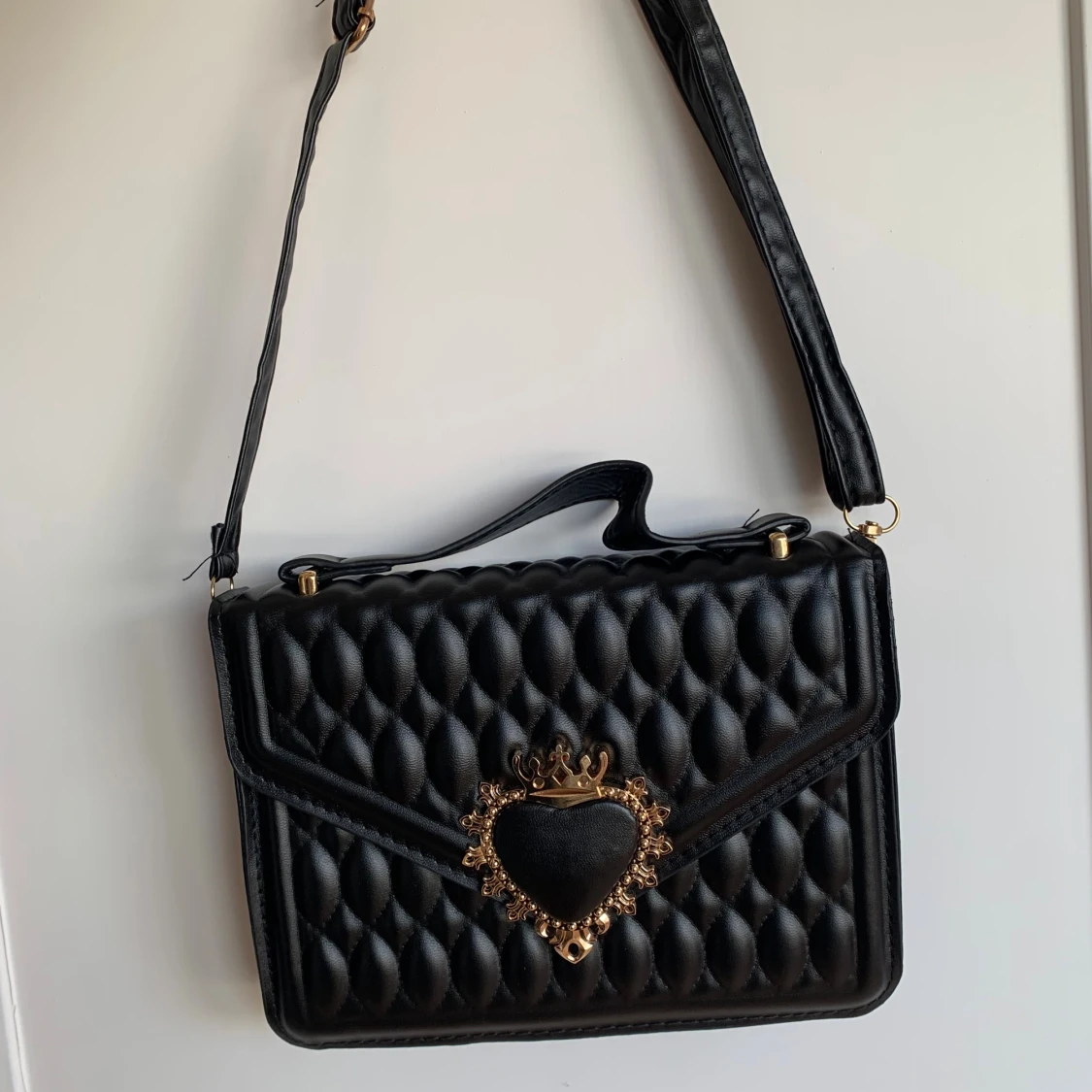 Svart quiltad axelväska med hjärtdetalj