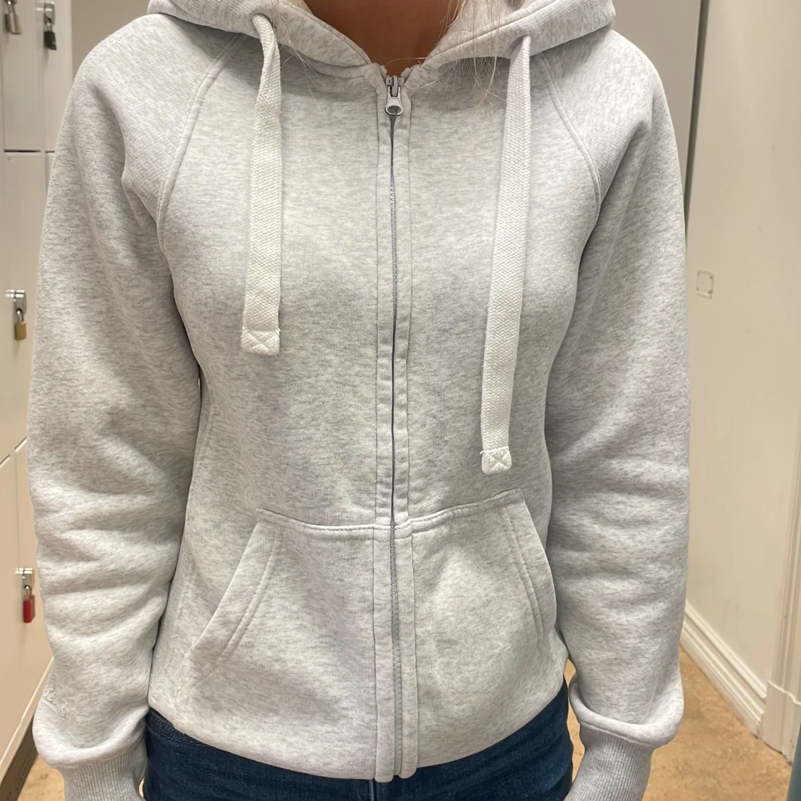 Ljusgrå hoodie med dragkedja - 2