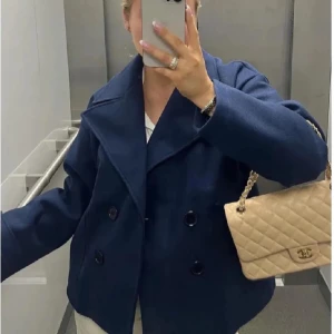 Marinblå kappa från designbysi - Jätte elegant och stilren kappa 