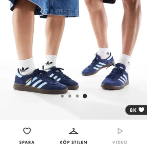 Adidas Handball Spezial marinblå sneakers - Adidas Originals Handball Spezial sneakers i marinblå mocka med ljusblå ränder och gummisula. Helt oanvända i sin förpackning, beställda från Asos, nypris på ASOS idag 1349 kr.