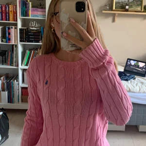 Rosa tröja från Ralph Lauren - Säljer en rosa tröja från Ralph Lauren med klassisk blå logga på bröstet.  Superskön och snygg!💗