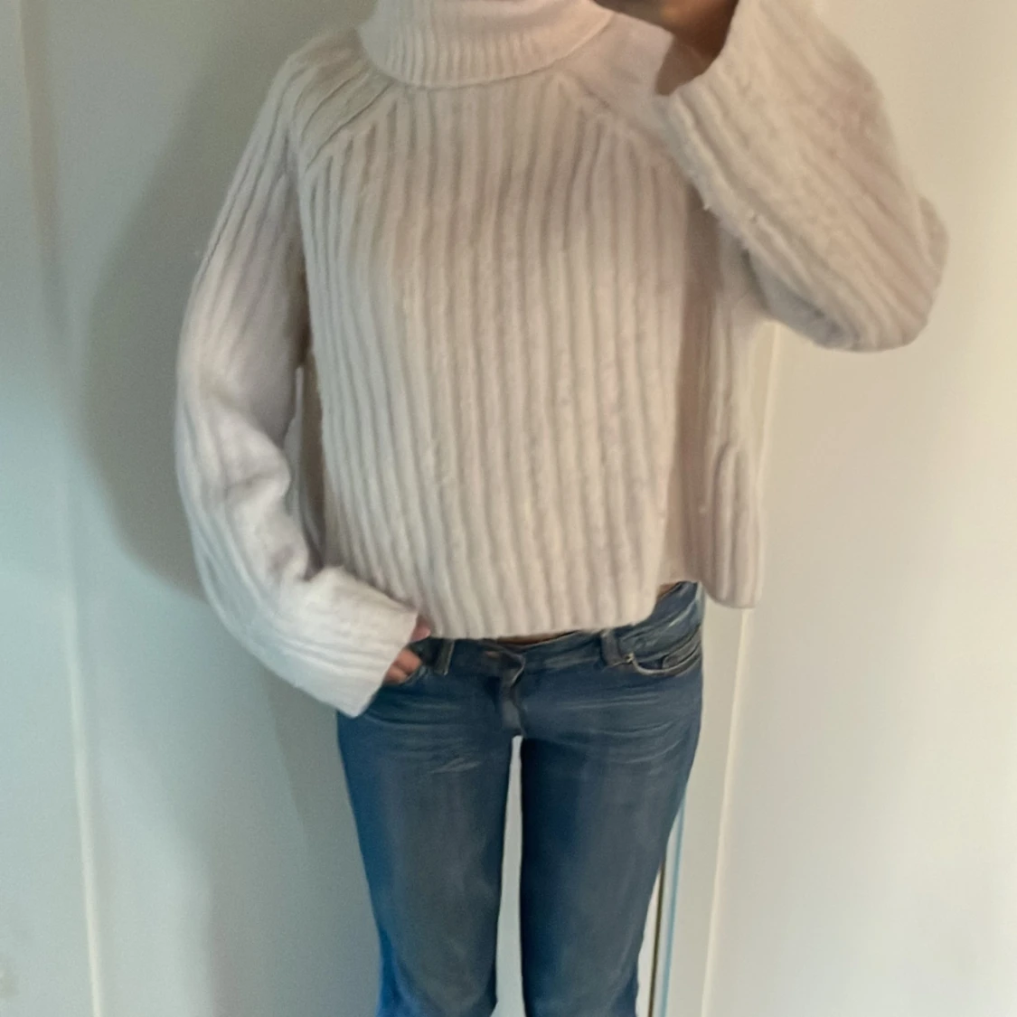 Svagt ljusrosa stickad polotröja