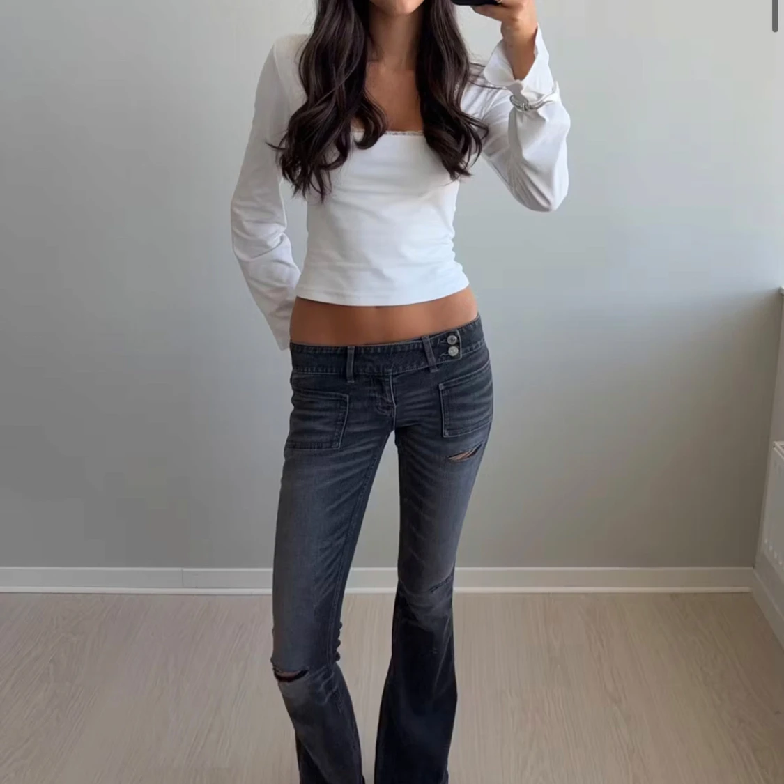 Mörkgrå bootcut jeans med slitningar - 1