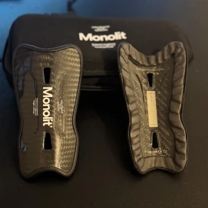 Monolit benskydd  - Säljer min benskydd för har slutat i fotboll så vill bli av med dom så om ni vill köpa så skriv bara till mig så fraktar jaga snabbt 
