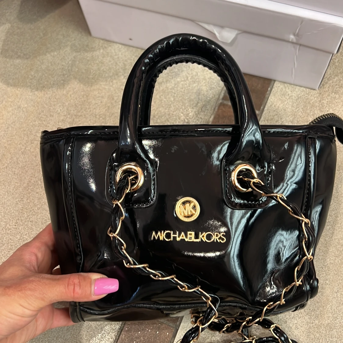 Svarta glansiga väskan  - 4