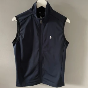 Mörkblå väst från Peak Performance - Säljer en riktigt snygg väst från Peak performance i mycket fint skick, används lite till och från under sommaren och passar perfekt till både vardag och sport. Skriv privat vid minsta fundering👍🏻👌🏻