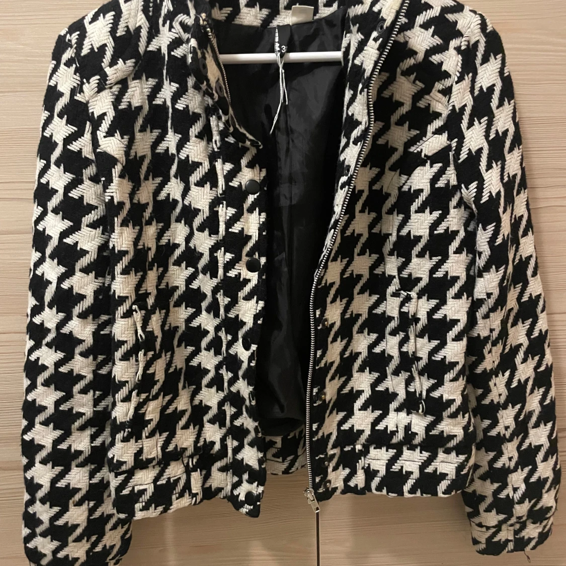 Svartvit rutig jacka med dragkedja - 1