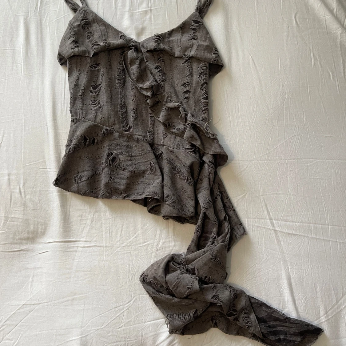 Grå omlott topp med volang och snörning