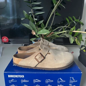 Birkenstock Boston Taupe 41 - Säljer ett par Birkenstock Boston i färgen taupe. Storleken är 41 vilket är för stort för mig. Därför säljer jag dem. Lådan ingår. Tveka inte på att höra av dig vid frågor eller funderingar!
