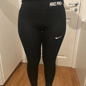 Nike PRO gym leggings  - Dem är i storlek XXL men passar mig som har S/M i storlek. 