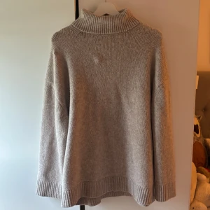 Beige polotröja  - Säljer en superfin och mysig polotröja! Skönt material och sticks inte alls. Varm och skön, perfekt till hösten och vintern🤎🍁🍂!!!