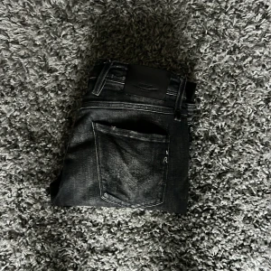 Replay Anbass svarta slim jeans - Säljer nu mina replay anbass jeans med slitningar, säljer då de var för stora för mig. [Skick: 9/10] inga defekter [Nypris:1800:-] [Mitt pris: 499] Hör av er vid frågor och funderingar, priset är inte hugget i sten. Storlek:29/32 men är som 30/32. 