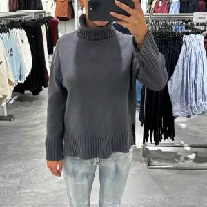 Mörkgrå stickad polotröja - Mysig mörkgrå stickad polotröja, superfin o passar till allt!!