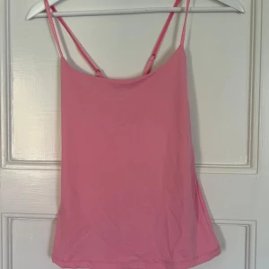 Rosa linnetopp  - Snygg rosa linnetopp med smala justerbara axelband som korsas på ryggen. Enkel och stilren design som passar perfekt till jeans eller kjol. 💓💓