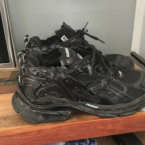 Balenciaga runners - !!Svarta balenciaga runners som är för stora för mig, letar efter ett par grå, blåa, silver eller svarta som jag kan byta med som är storlek 43!! Kan även sälja dem för 4000kr vid köp. Skorna är knappt använda.