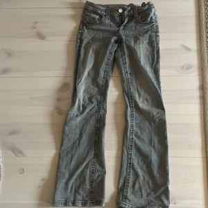 Grå bootcut jeans från Gina Tricot - Snygga grå jeans från Gina Tricot i storlek 158. 💗