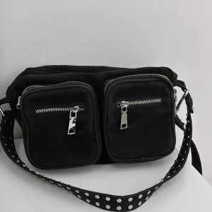 väska från Noella -  svart axelväska från Noella. 