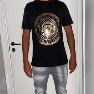 Balmain t shirt storlek S - Balmain t shirt i storlek S. Helt ny. Fin replika med grym kvalitet. Pris: 900:- skickas direkt inom 24h