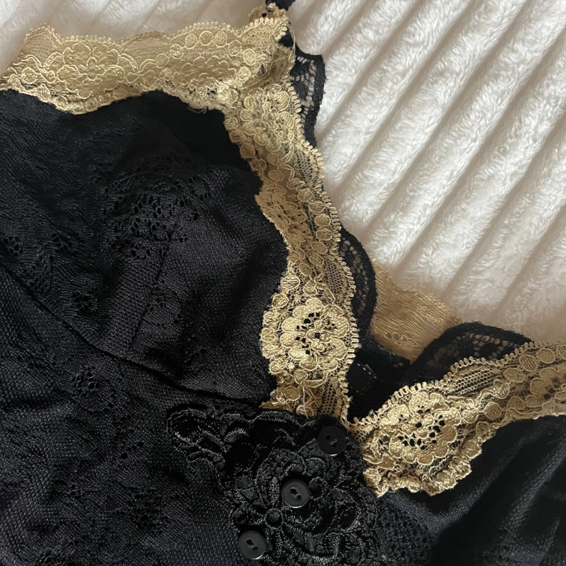 Svart spetslinnetopp med gulddetaljer - 1
