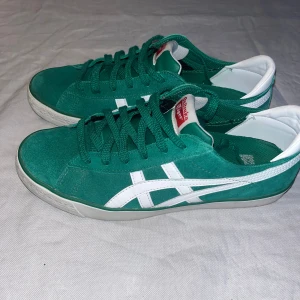 Onitsuka tiger Skor - Säljer dessa riktigt snygga och sällsynta skor (Onitsuka tigers) I stl 43. Skorna är i skön inte så vanlig grön färg och de är även i nyskick och bara använda ett fåtal gånger. Säljes pga att de är för små för mig. Nypris 1550, mitt pris 999!