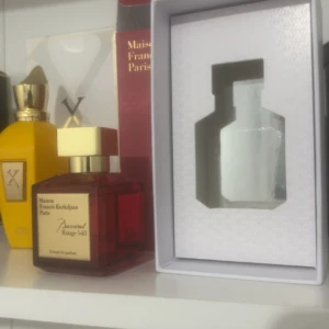 Baccarat Rouge 540 Extrait 70ml - Lyxig parfym från Maison Francis Kurkdjian, Baccarat Rouge 540 Extrait de Parfum. Flaskan är fyrkantig i rött glas med guldfärgad etikett och lock. Volymen är 70 ml. Kommer med originalförpackning i rött och guld. En ikonisk doft med exklusiv känsla. Den är knappt använd och skicken är jättebra, därför tänker jag sälja den för rimlig pris! Ja tar gärna emot bud.