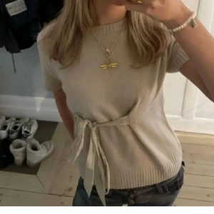 Beige stickad topp med knyt från Zara - Superfin beige stickad topp från Zara. Säljs för den inte kommer till användning. Har inte fler bilder. Pris kan diskuteras. Väldigt populär o säljs inte längre 🩷🩷🩷