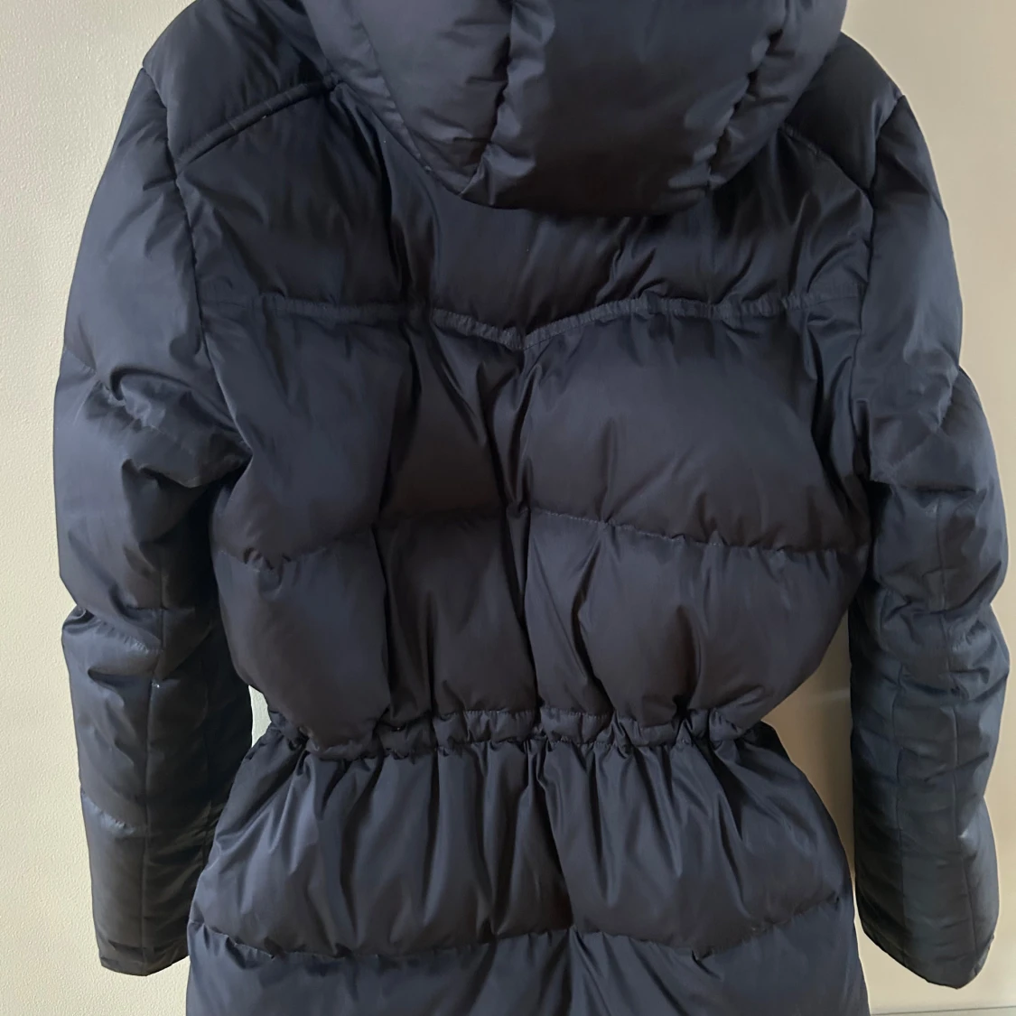 Mörkblå dunjacka med huva och snörning - 2