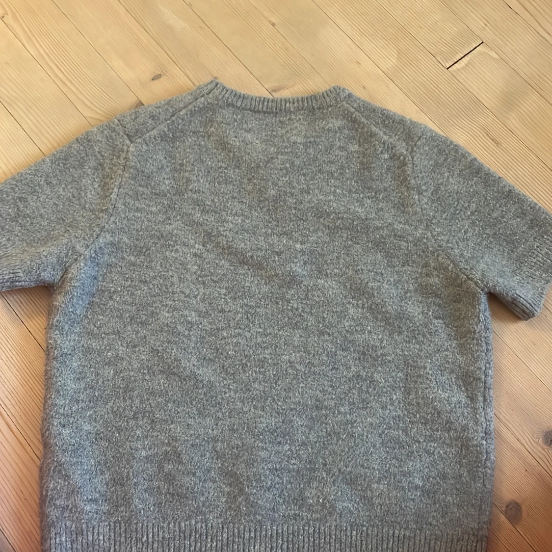 Grå stickad kortärmad tröja från Zara - 2