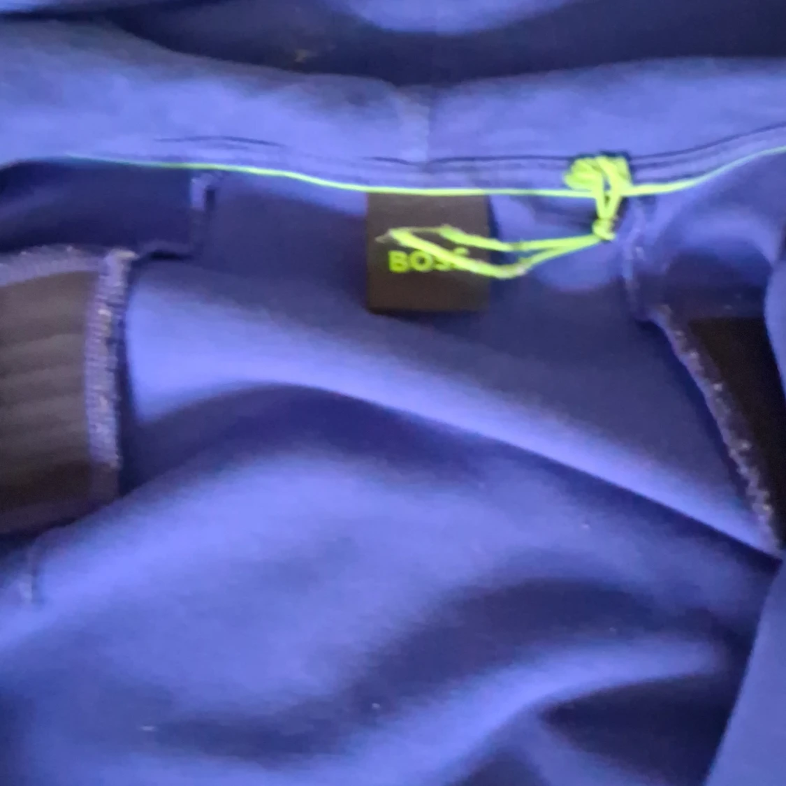 Blå hoodie från BOSS med svarta detaljer - 1