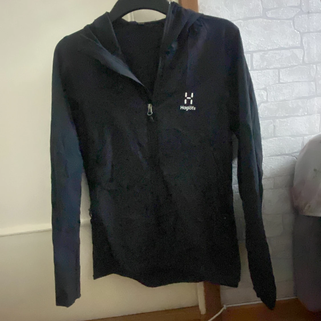 Svart jacka från Haglöfs med huva