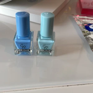 Blå nagellack - Två snygga nagellack från Normal. Ena är en klarblå nyans och den andra är ljusblå, båda i fyrkantiga glasflaskor med matchande plastlock. Helt oöppnade. Väldigt bra, säljer då jag redan hade likadana💗