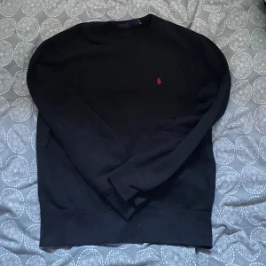 Svart tröja från Polo Ralph Lauren - Svart långärmad tröja från Polo Ralph Lauren i storlek S. Tröjan är varsamt använd och därmed i bra skick. Nypris: 1599kr. Mitt pris: 349kr