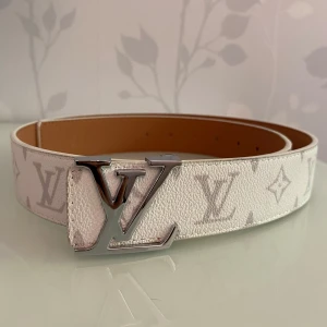 L bälte i monogram - Pris kan diskuteras