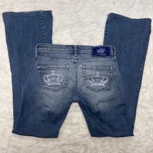 Victoria Beckham jeans Lågmidjade bootcut jeans lowwaist lowrise vintage - Lågmidjade vintage jeans från Victoria Beckham. Väldigt fint skick. Står ingen storlek men uppskattar de till en w27. Se mått.  Innerbenslängd: 78  Midjemått: 38 stretch till 41 Grenhöjd:16,5 Köp sker via köp nu, jag postar inom 24h. Kvar tills markerad såld  