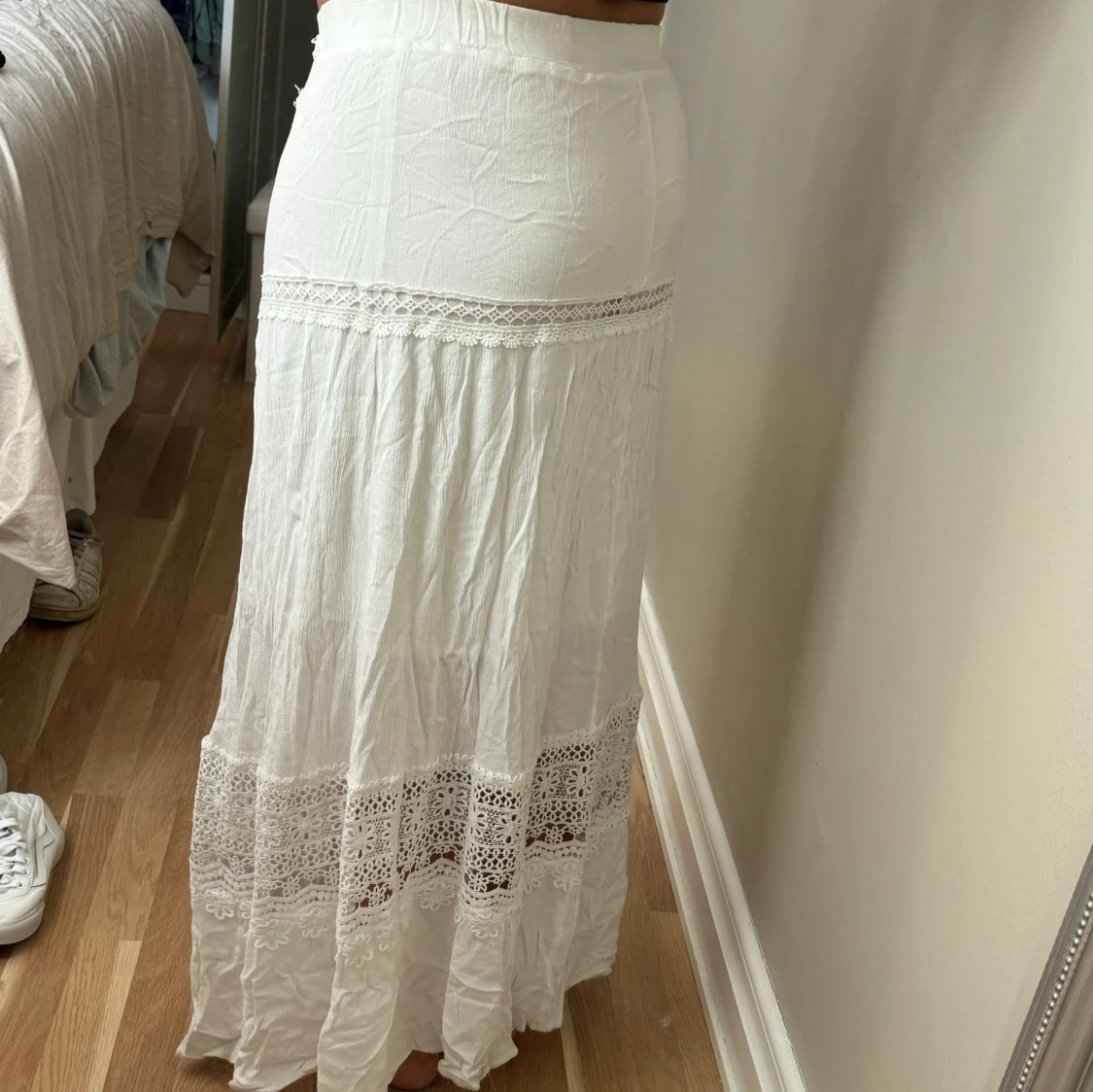Vit långkjol med spetsdetaljer - 2