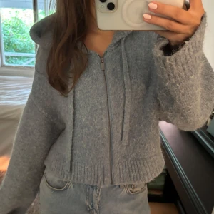 Blå kofta med huva - Mysig blå kofta med huva 💙