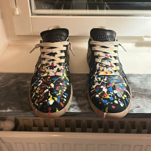 Feta masion margiela med paintsplatter - Feta masion margiela i skin! Väldigt unika skor med alla de olika färgerna och perfekt nu inför hösten.  De är inte fast pris så hör av dig vid prisförslag eller minsta fundering!☺️