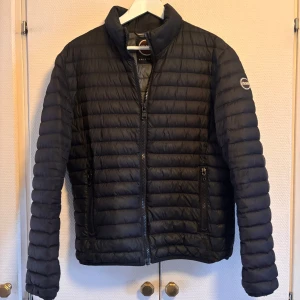 Colmar jacka  - Säljer nu min colmar jacka. Perfekt nu när hösten är påväg. Alla tags finns kvar. Köpt på NK för 4200kr. Byten kan vara intressant. Vid frågor är de bara skriva🤩